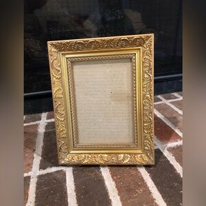 Adorable vintage gold ornate wooden frame picture size 5x7”